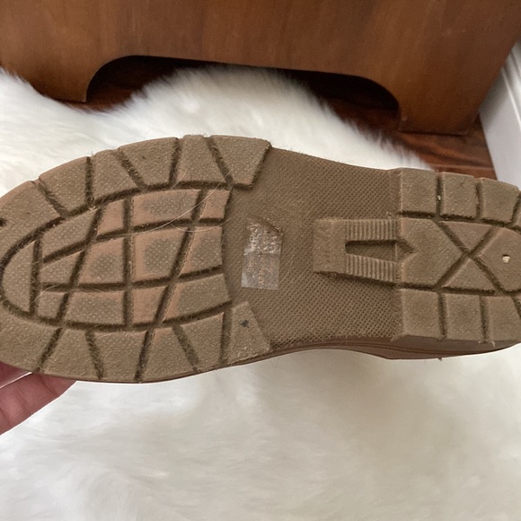 Cute tan UG style boots in size M (7/8) - Picture 5 of 6